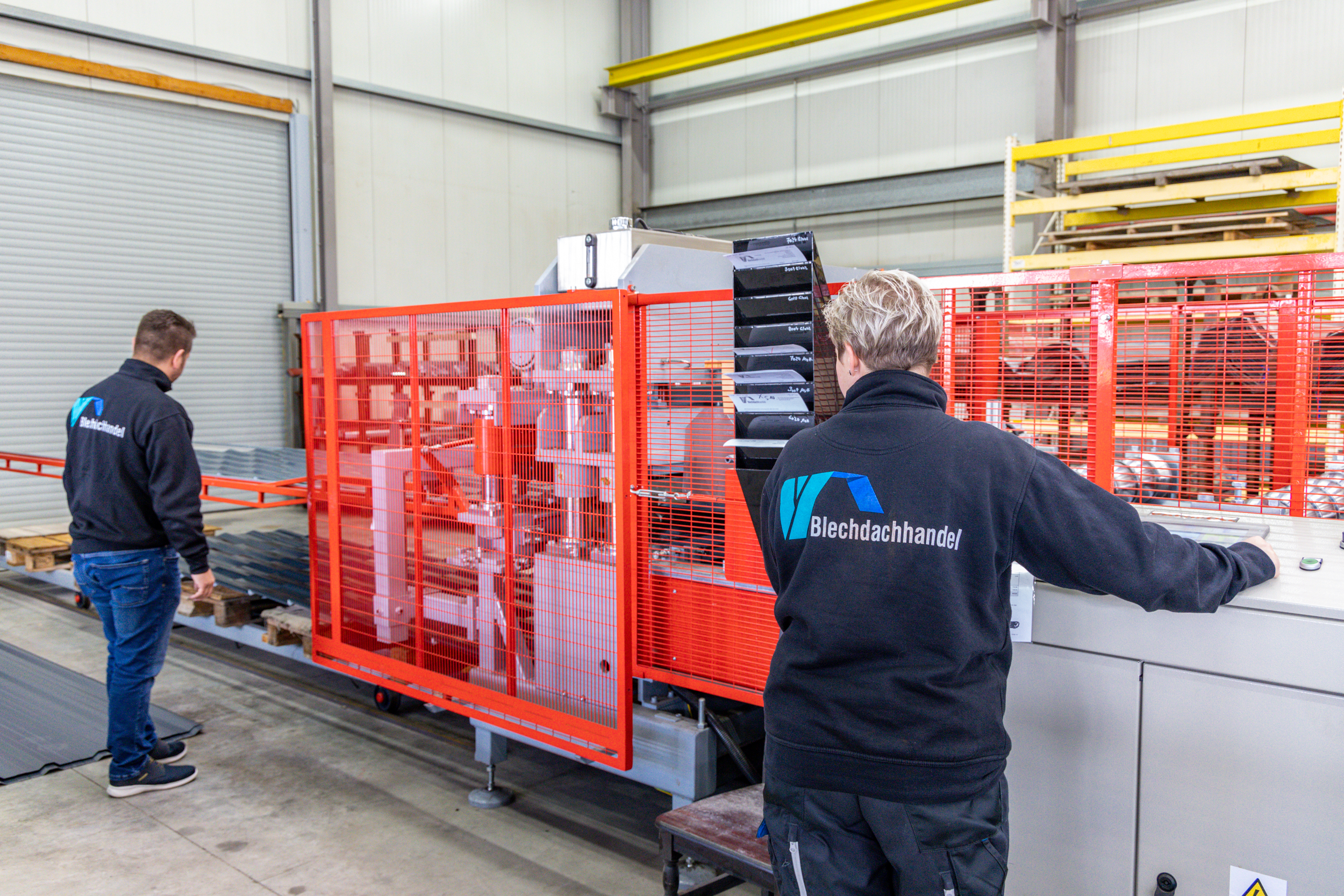 Mitarbeiter an der Produktionsmaschine im Werk Thale — Blechdachhandel Berlin